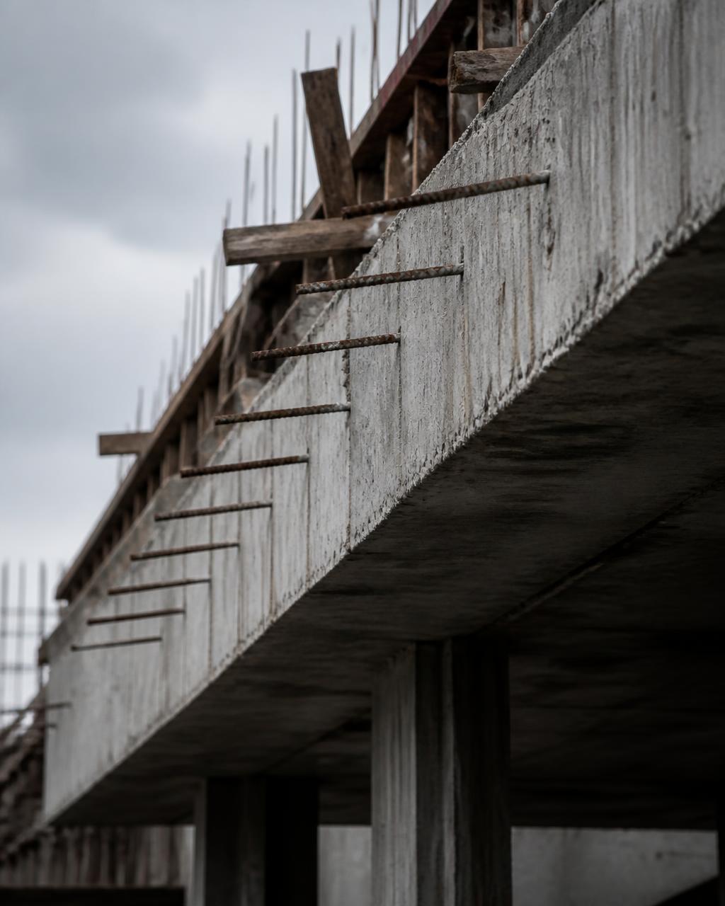Muchie de placă din beton armat cu mustăți de armătură și resturi de cofraj